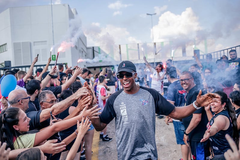 Basquete faz a festa de mais de 3.500 torcedores no novo Teatrão