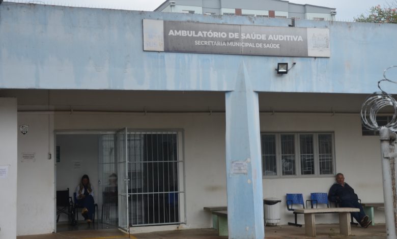 Paciente recebe aparelho auditivo gratuito por meio do SUS em Franca