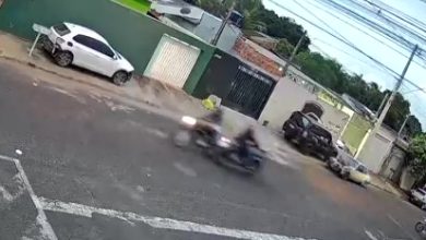 Motocicletas após grave colisão frontal no bairro Jardim Luiza II, em Franca, que deixou motociclista gravemente ferido