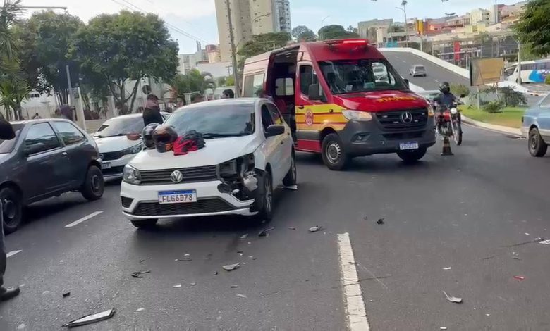 Acidente entre carro e motocicleta na avenida Major Nicácio em Franca mobiliza equipes de resgate