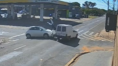 Motociclista é arremessado durante colisão registrada por câmera de segurança em Franca