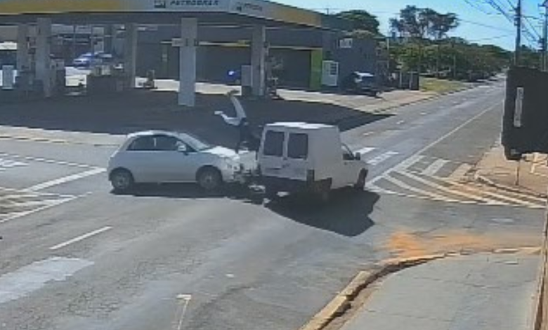 Motociclista é arremessado durante colisão registrada por câmera de segurança em Franca