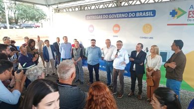 Autoridades durante assinatura da ordem de serviço para construção da Policlínica de Franca