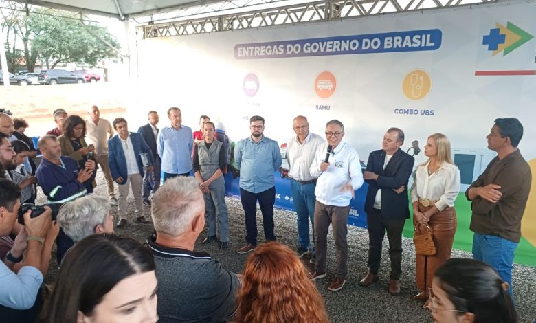 Autoridades durante assinatura da ordem de serviço para construção da Policlínica de Franca