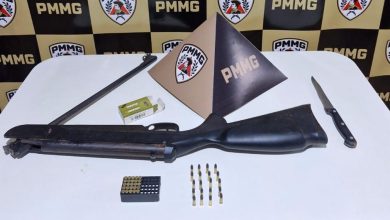 Policiais militares durante ocorrência que resultou na apreensão de arma e prisão de suspeitos em Claraval