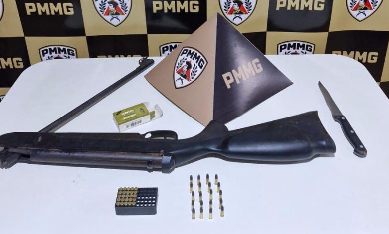 Policiais militares durante ocorrência que resultou na apreensão de arma e prisão de suspeitos em Claraval