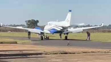 Avião parado sobre a pista do Aeroporto Estadual Tenente Lund Presotto após pouso de emergência em Franca