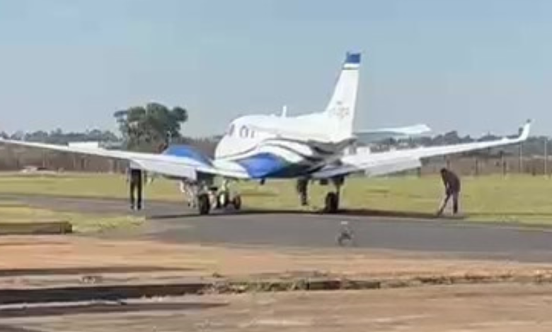 Avião parado sobre a pista do Aeroporto Estadual Tenente Lund Presotto após pouso de emergência em Franca