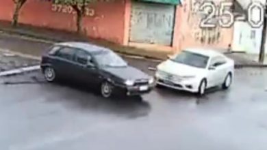 Veículos envolvidos em colisão no cruzamento das ruas Major Moura Matos e Almirante Tamandaré, em Franca