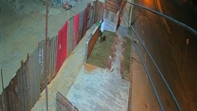 Imagens de câmera de segurança mostram homem levando equipamentos de instalador de pisos em frente à obra do novo NGA, em Franca