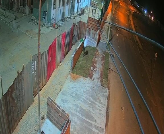 Imagens de câmera de segurança mostram homem levando equipamentos de instalador de pisos em frente à obra do novo NGA, em Franca