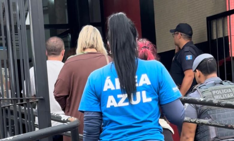 Vítima e acusada por suposto crime de racismo chegam à CPJ, onde foi registrada uma ocorrência de suspeita de racismo contra uma agente da Área Azul