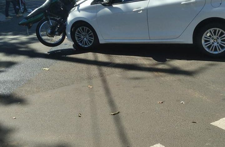 Motocicleta presa sobre um carro após acidente de trânsito em Cristais Paulista