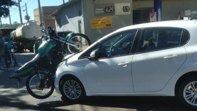 Motocicleta presa sobre um carro após acidente de trânsito em Cristais Paulista
