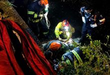 Bombeiros utilizam técnicas de salvamento em altura para retirar motociclista ferida do Córrego Cubatão, em Franca