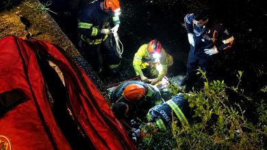 Bombeiros utilizam técnicas de salvamento em altura para retirar motociclista ferida do Córrego Cubatão, em Franca