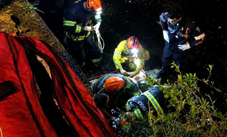 Bombeiros utilizam técnicas de salvamento em altura para retirar motociclista ferida do Córrego Cubatão, em Franca
