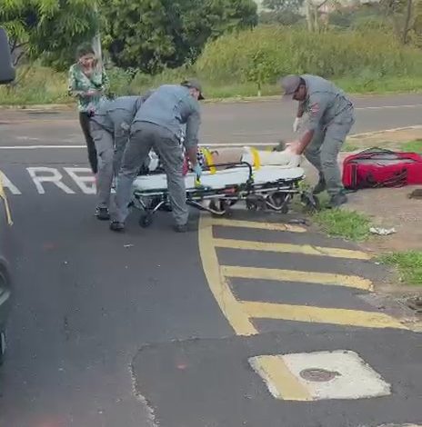 Moto elétrica caída em via pública após acidente no Jardim Pulicano, em Franca. Equipes do Corpo de Bombeiros prestam atendimento ao condutor ferido