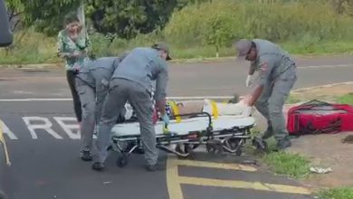 Moto elétrica caída em via pública após acidente no Jardim Pulicano, em Franca. Equipes do Corpo de Bombeiros prestam atendimento ao condutor ferido