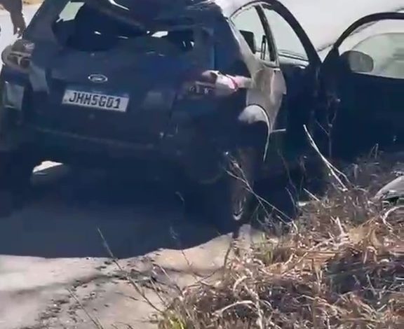 Ford Ka destruído após capotamento na rodovia MG-444 entre Cássia e Capetinga