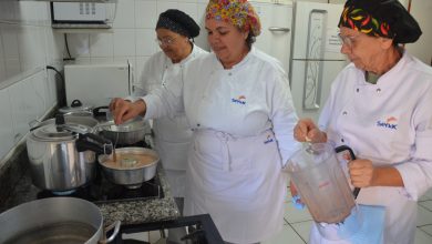 Alunos participam de aula prática em curso de qualificação profissional da Escola Municipal Profissionalizante de Franca, que abriu 123 vagas gratuitas nas áreas de tecnologia, comunicação e gastronomia.