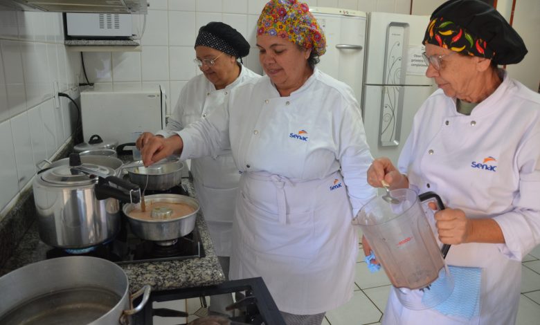 Alunos participam de aula prática em curso de qualificação profissional da Escola Municipal Profissionalizante de Franca, que abriu 123 vagas gratuitas nas áreas de tecnologia, comunicação e gastronomia.
