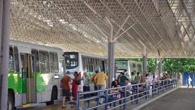 Artista se apresenta durante uma edição do projeto Música em Todos os Cantos em espaço público de Franca, iniciativa que promove shows gratuitos em parques, no Terminal Ayrton Senna e no Complexo Poliesportivo.