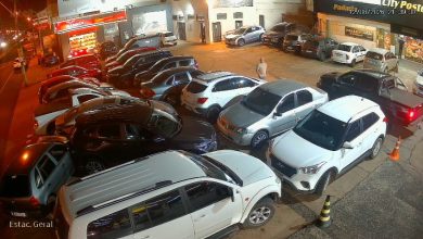 Carro invade área de posto de combustíveis após motorista perder o controle próximo às avenidas Major Nicácio e Hélio Palermo, em Franca.