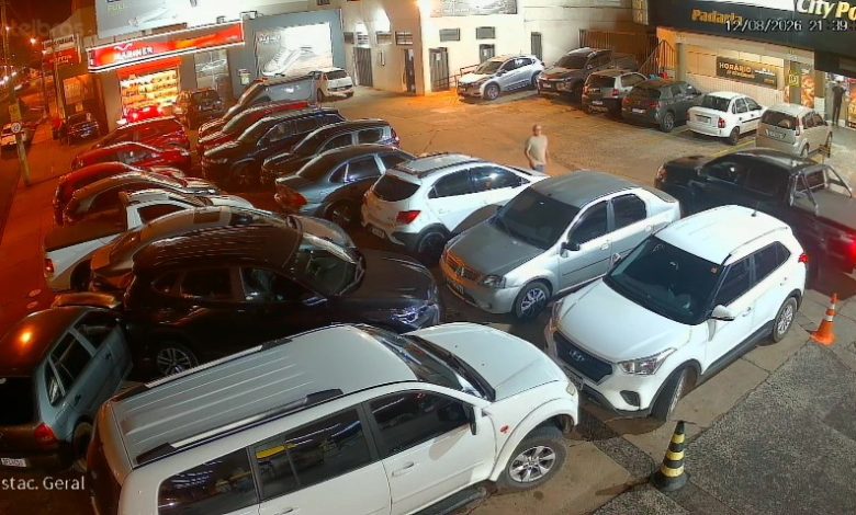 Carro invade área de posto de combustíveis após motorista perder o controle próximo às avenidas Major Nicácio e Hélio Palermo, em Franca.