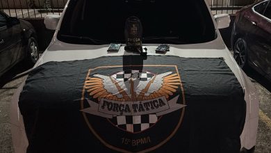 Viaturas da Força Tática e veículo recuperado durante ocorrência de roubo em Franca.