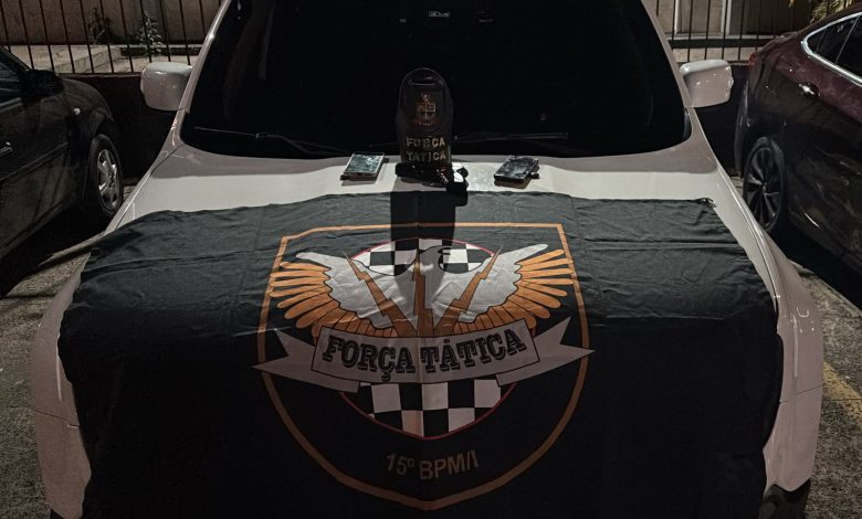 Viaturas da Força Tática e veículo recuperado durante ocorrência de roubo em Franca.