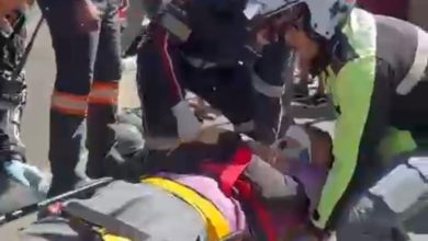 Imagem mostra profissionais do socorro transportando o jovem em uma maca