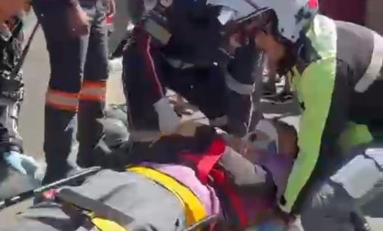 Imagem mostra profissionais do socorro transportando o jovem em uma maca